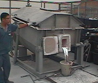 Forno a combustão para fusão e espera de não ferrosos, com fusão por reverberação