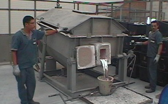 Forno a combustão para fusão e espera de não ferrosos, com fusão por reverberação